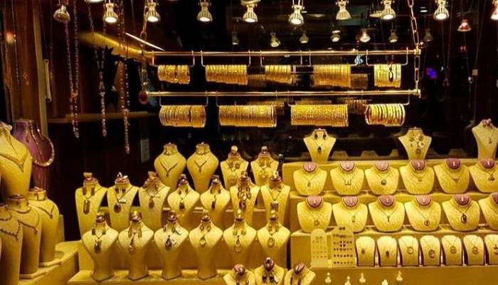 طراحی ویترین جواهر با دکور گلد