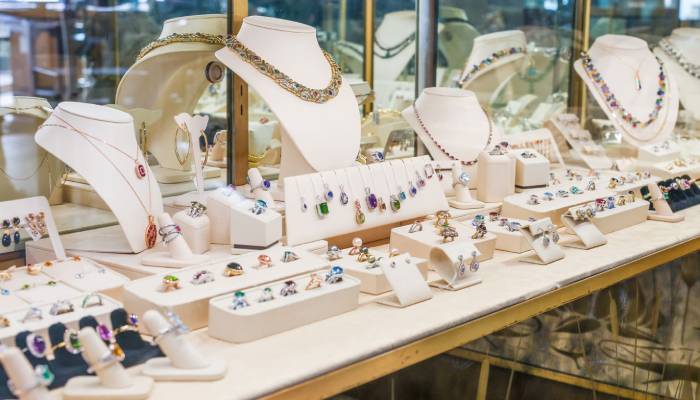 هنگام خرید چسب و متریال ویترین جواهر به چه نکاتی دقت کنیم؟