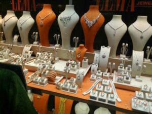 انتخاب کفپوش در طراحی ویترین جواهر